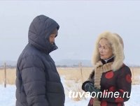 Сенатор Дина Оюн подарила к Шагаа верблюдоводу Радию Байкара солнечную батарею Сенатор Дина Оюн подарила к Шагаа верблюдоводу Радию Байкара солнечную батарею