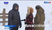 Сенатор Дина Оюн подарила к Шагаа верблюдоводу Радию Байкара солнечную батарею Сенатор Дина Оюн подарила к Шагаа верблюдоводу Радию Байкара солнечную батарею