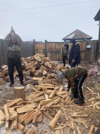 Студенты Тувинского агротехникума накололи дрова семье мобилизованного