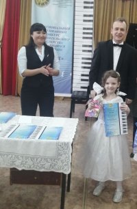 7-летняя кызылчанка Анастасия Разуменко заняла первое место на Межрегиональном фортепианном конкурсе "Дебют"