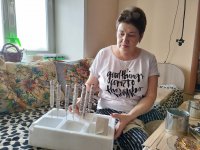 Пенсионерка из Тувы устроилась на работу, чтобы покупать парафин для блиндажных свечей