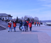 Больше 300 человек в Кызыле вышли на марафон в 10000 шагов в честь Всемирного дня здоровья