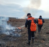 Пожарные Кызыла ликвидировали степной пожар вблизи жилых домов микрорайона Спутник