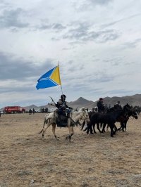 На открытии сезона конных скачек в Туве участники и болельщики собрали более 1 млн. рублей в поддержку участников СВО