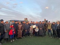 На открытии сезона конных скачек в Туве участники и болельщики собрали более 1 млн. рублей в поддержку участников СВО