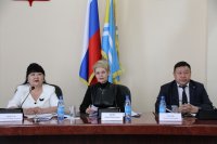 Отчет в парламенте, пункты пропуска, детский социальный центр, уборка в храме - о командировке сенатора Оюн в Туву