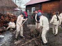 Тува: "Волонтеры Победы" помогли убраться на территории дома  семьи погибшего участника СВО