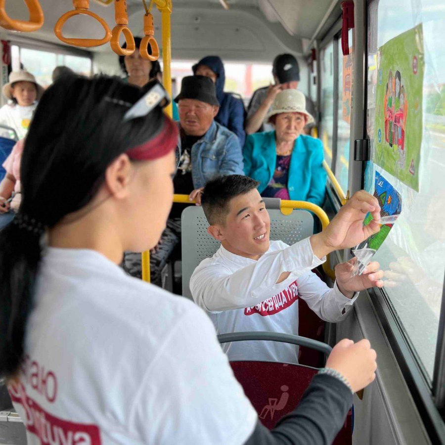 В кызылских автобусах появились детские рисунки на тему дорожной  безопасности | 21.06.2023 | Кызыл - БезФормата
