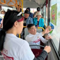 В кызылских автобусах появились детские рисунки на тему дорожной безопасности