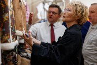 Сенатор Дина Оюн побывала на предприятии «Мех Оретекс», выпускающем продукцию из овечьей шерсти Сенатор Дина Оюн побывала на предприятии «Мех Оретекс», выпускающем продукцию из овечьей шерсти
