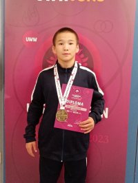 Юный тувинский борец Чингис Сарыглар выиграл золото Чемпионата Европы