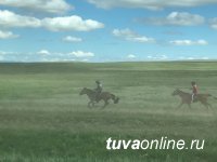 Восьмой раз в скачках на Наадыма на самой престижной дистанции в 30 км первенствовала лошадь Улуг-Хемского табунщика Байыра Доржу
