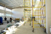 Строители из Тувы заканчивают ремонт спортивного зала школы в городе Свердловске ЛНР