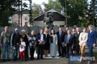В Туве открыли памятник актеру Максиму Мунзуку