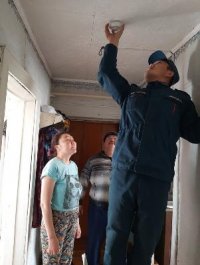 Более тысячи домов жителей Тувы в этом году будут оснащены пожарными извещателями