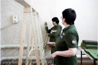 Тува организовала волонтерский центр по плетению маскировочных сетей в Свердловске (ЛНР)