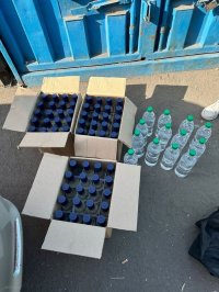 Несколько сотен бутылок алкоголя было изъято из металлического контейнера в Кызыле