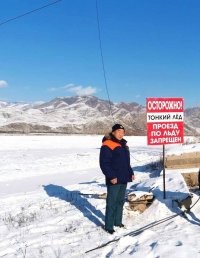 Бессмысленный риск: в Туве ловят водителей, пересекающих Енисей по тонкому льду