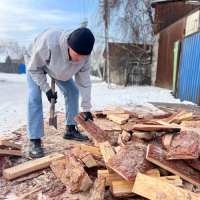 "Добрые сердца Тувы" помогли одинокой пенсионерке в заготовке дров на зиму