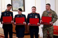 Участник СВО из Тувы Азият Кужугет получил наградное оружие лично от Владимира Путина