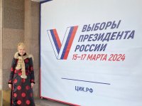 Сенатор Дина Оюн поставила подпись в поддержку выдвижения Владимира Путина