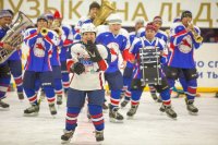 Духовой оркестр Тувы открыл программу "Музыка на льду" в Кызыле. Впереди - Москва