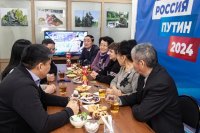 Доверенные лица кандидата в президенты России Владимира Путина встретились с многодетными семьями Тувы