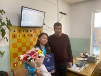 5-кратную чемпионку Республики Тыва Шуру Ондар поздравили с днем рождения на шахматном турнире