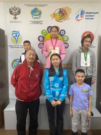5-кратную чемпионку Республики Тыва Шуру Ондар поздравили с днем рождения на шахматном турнире