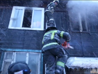 В Туве пожарные спасли четырех человек из горящего двухэтажного деревянного дома