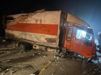 В воскресенье на ночной дороге в Туве в столкновении с грузовиком погиб водитель легковушки