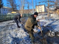 В селе Хову-Аксы расчищают улицы от тающего снега, спасаясь от талых вод