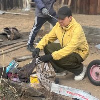 Активисты «Добрые Сердца Тувы» помогли бабушке убрать мусор с огорода