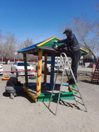 Жители многоквартирного дома в Кызыле самостоятельно благоустроили двор на организованном субботнике