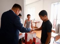 Мэр Кызыла Карим Сагаан-оол подарил школьные принадлежности многодетной семье