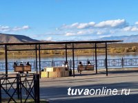 В Кызыле на берегу Енисея обустроили смотровую площадку с качелями