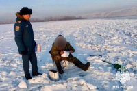 В столице Тувы Кызыле оштрафован рыбак, который удил на тонком льду