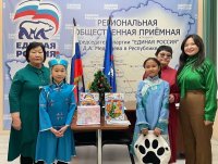 Сенатор Дина Оюн исполнила новогодние желания юных земляков