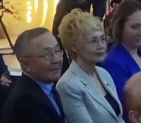 Сенатор Дина Оюн поздравила камнереза Алексея Кагай-оола с признанием "Лучшим мастером-наставником России в искусстве скульптуры"