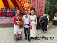 Сенатор Дина Оюн на Фестивале русской культуры в Туве вручила Благодарности творческой семье Сергея и Ольги Сокольниковых