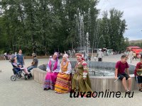 Сенатор Дина Оюн на Фестивале русской культуры в Туве вручила Благодарности творческой семье Сергея и Ольги Сокольниковых
