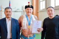 65-летний Владимир Монгуш победил в турнире по борьбе хуреш среди ветеранов на призы Мэрии Кызыла