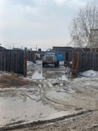 Мэрия Кызыла четвертые сутки ведет борьбу с паводковыми водами в частном секторе Правобережного микрорайона города