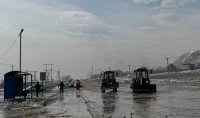 Дорожники Тувы создают водоотводной валик на дороге в районе Вавилинского затона для предотвращения перелива талых вод 