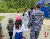 В Кызыле росгвардейцы вернули родителям потерявшихся на празднике малышей
