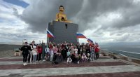 Молодежь Тувы отметила День России подъемом флага на горе Догээ