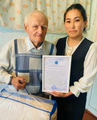 В тувинском селе Дурген поздравили с 98-летием труженика тыла Николая Федосеенко