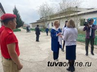 Сенатор Дина Оюн познакомилась с “Агальматолитовой комнатой” в школе Чаа-Хольского кожууна Тувы 
