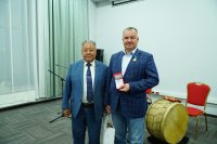Выступившую в Туве Розу Рымбаеву отметили наградой Министерства культуры республики