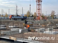 Сенатор Дина Оюн ознакомилась с ходом строительства школы в г. Чадане